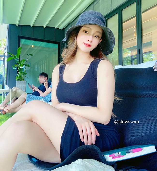 Cùng với đó, slowswan còn tới phòng tập gym để tập các bài tập nặng như nâng tạ.
