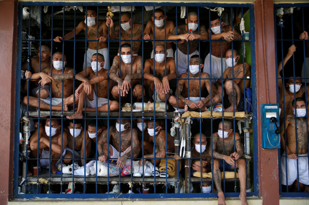 Tù nhân sống trong các phòng giam chật chội ở nhà tù El Salvador. Ảnh: Reuters