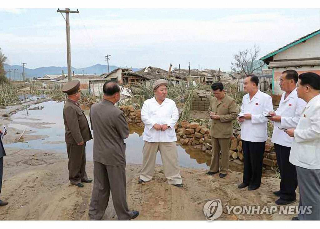 Nhà lãnh đạo Triều Tiên Kim Jong Un tới thị sát tại tỉnh Nam Hamkyong, nơi chịu ảnh hưởng do siêu bão Maysak. Ảnh: Yonhap News
