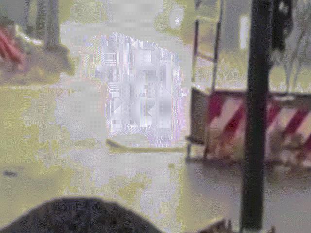 Tin tức trong ngày - Mưa khủng khiếp, nắp cống “làm xiếc” trên phố Sài Gòn, đường ngập từ chiều đến đêm