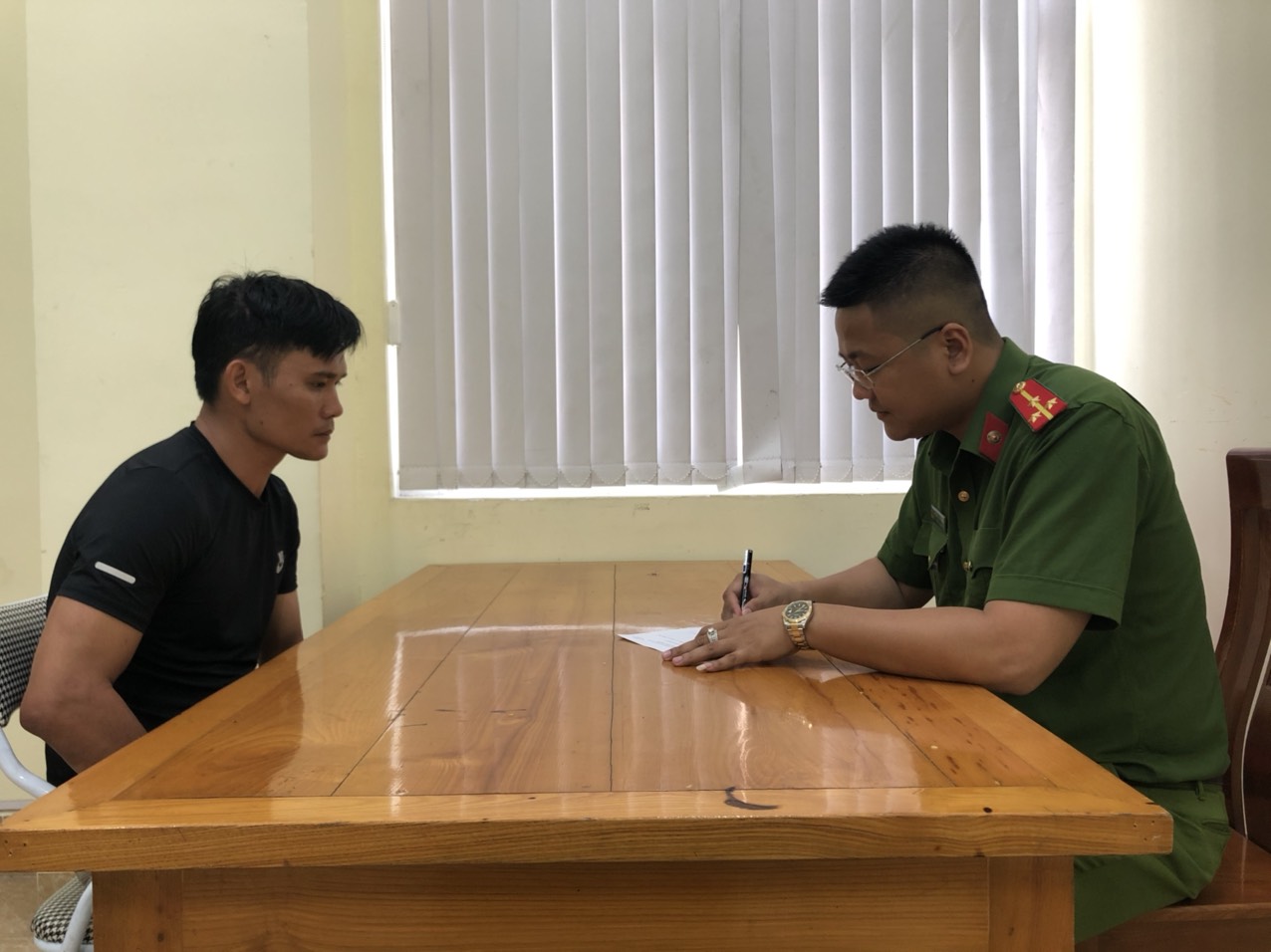 Nguyễn Hữu Tân tại trụ sở công an