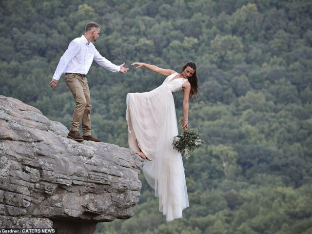 Bạn trẻ - Cuộc sống - Khoảnh khắc thót tim: Cô dâu chới với trên vách núi cao hơn 500m