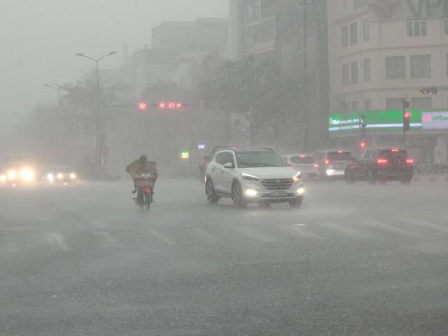 Tin tức trong ngày - Miền Bắc mưa to diện rộng, miền Trung nắng nóng 37 độ C