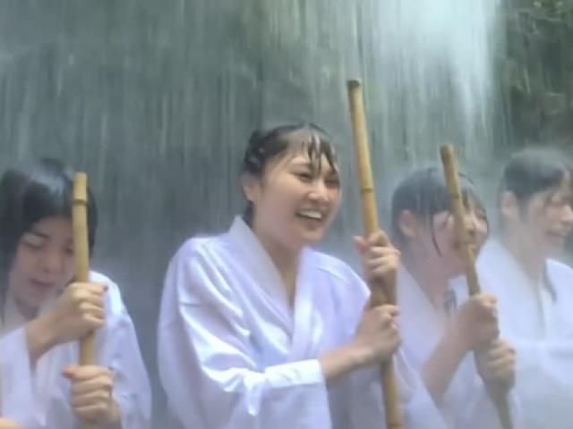 Media - Thiền dưới thác nước lạnh 10 độ C để chống Covid-19