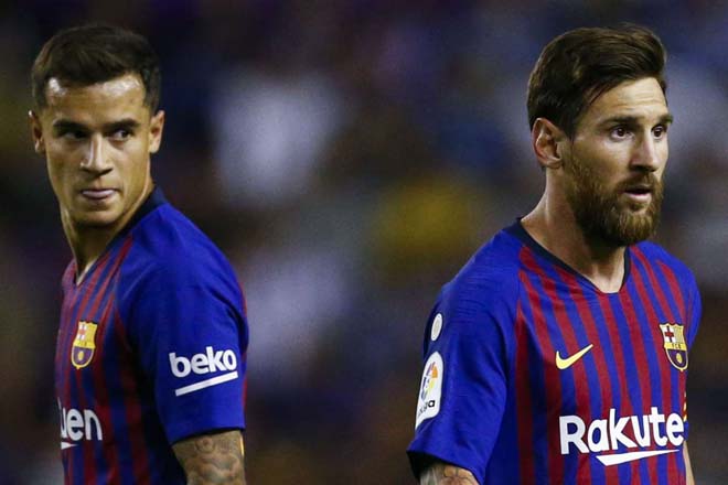 Messi (phải)&nbsp;ở lại 1 năm, và khiến tương lai Coutinho gặp khó khăn