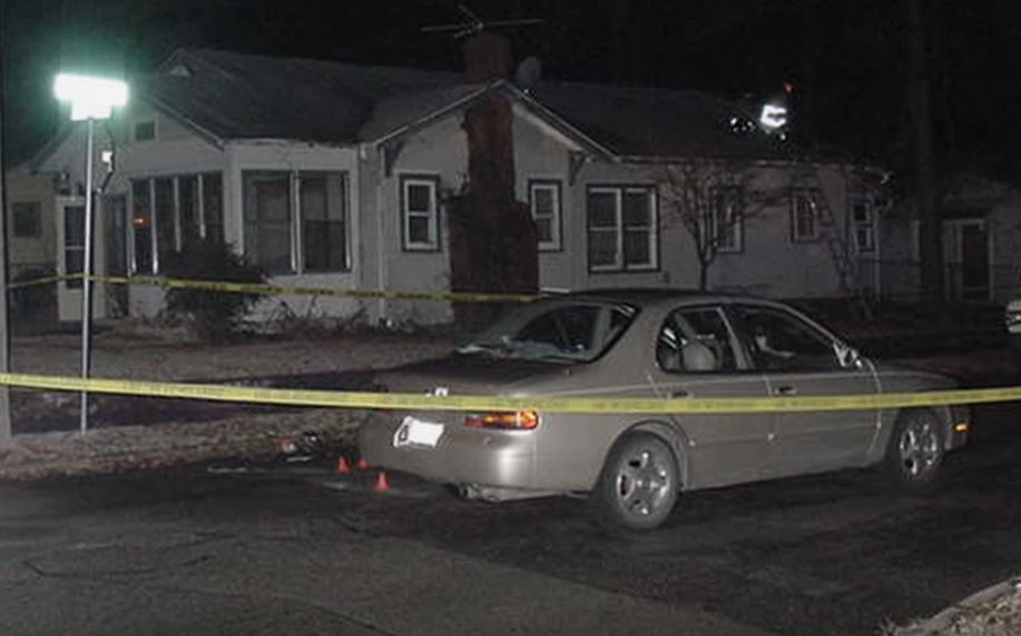 Xe ô tô của Kenneth Maxwell đỗ trước căn nhà bị cháy của Rebecca Barney và Fred Barney.