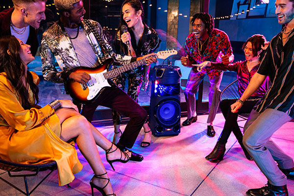 MHC-V43D khiến bữa tiệc trở nên sống động hơn với âm thanh đầy nội lực