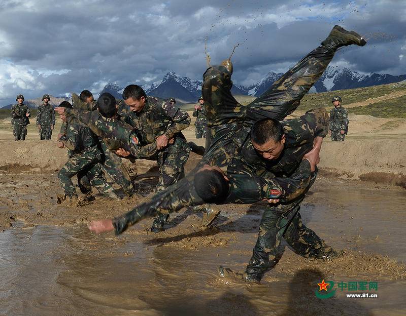 Quân đội Trung Quốc trong một buổi huấn luyện ở biên giới (ảnh: Hoàn cầu)