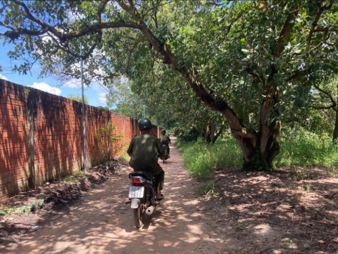 Tìm kiếm cháu bé 4 tuổi mất tích gần nhà ở vùng núi Chứa Chan - 6