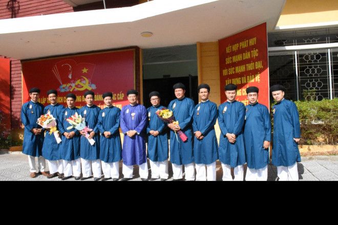 Nam cán bộ, công chức Sở VH-TT tỉnh Thừa Thiên - Huế ra mắt áo dài ngũ thân (ảnh: Sở VH-TT tỉnh Thừa Thiên - Huế)