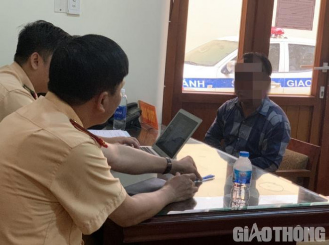 Đại diện C08 làm việc với tài xế V. Ảnh: Bùi Tư.