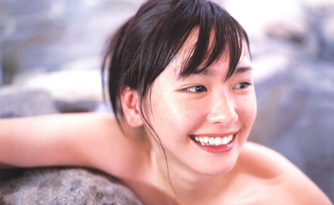 Cái tên quen thuộc được người hâm mộ liệt kê là nữ diễn viên sinh năm 1988 Aragaki Yui - mỹ nhân luôn có tên trong danh sách mỹ nhân Nhật Bản. 

