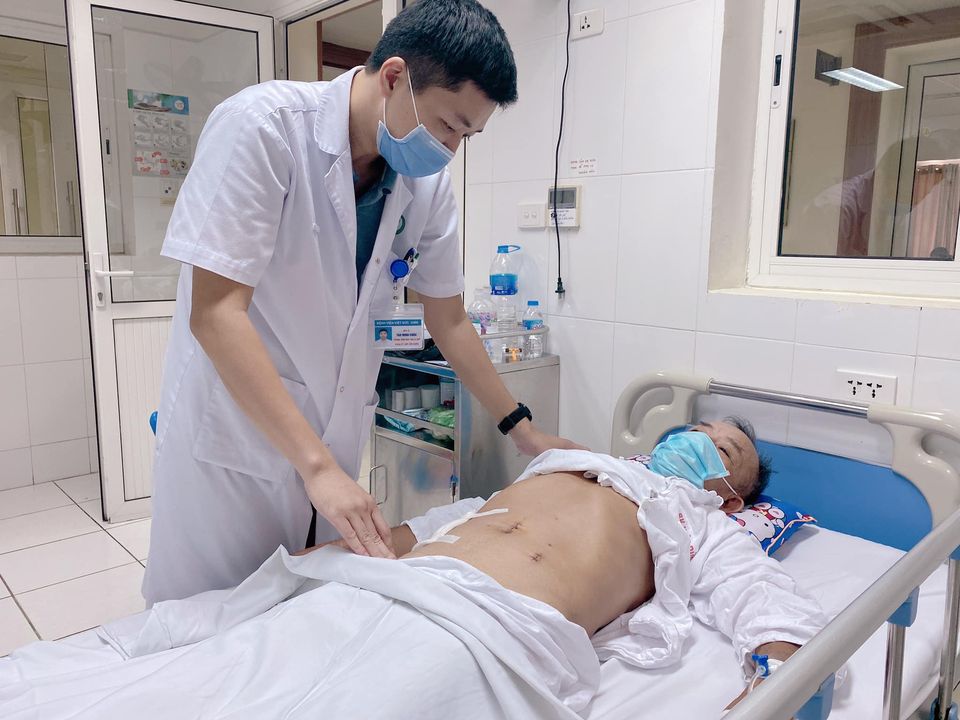 ​BS Tào Minh Châu thăm khám cho bệnh nhân.