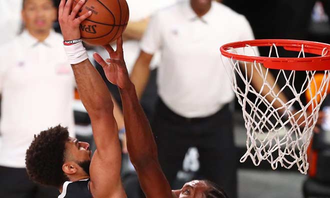 Ảnh chụp gần cú block của Kawhi Leonard với Jamal Murray