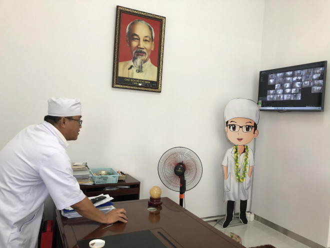Bác sĩ CK 2 Huỳnh Minh Chín quan sát qua camera quản lý trung tâm cách ly.