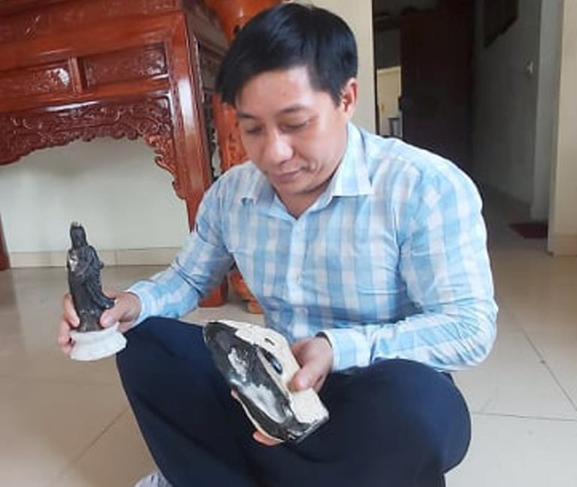 “Trầm được biết đến là thứ lũa được kết lọc từ nhựa của cây bầu gió, trải qua quá trình chuyển hóa trở thành trầm. Trải qua năm tháng, loại trầm sẽ chuyển đổi tiếp thành Hồng kỳ, Hắc kỳ và Bạch kỳ” – anh Trung, một trong những người am tường về loại Kỳ nam phân tích
