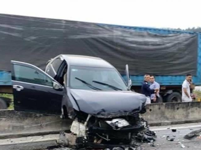 Tin tức trong ngày - Xe Camry vắt ngang trên dải phân cách sau va chạm giao thông