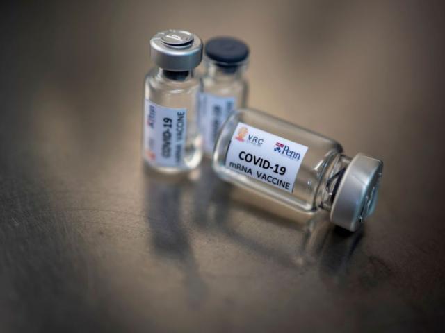 Thế giới - Ứng viên vắc xin Covid-19 hàng đầu thế giới bị dừng thử nghiệm vì làm người tiêm ốm bí ẩn