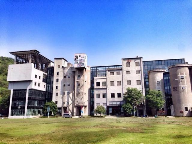 Du lịch - Ngỡ ngàng trước nhà máy bỏ hoang biến thành thánh địa chụp hình