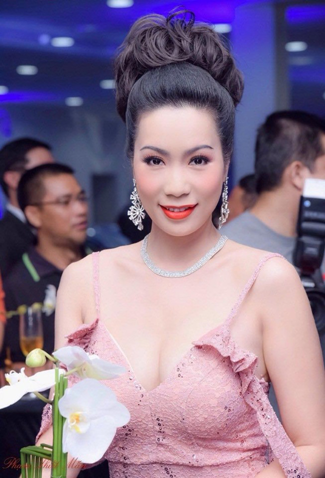 Ở tuổi 48, cô vẫn luôn được ngợi khen vì vẻ đẹp sắc sảo, kiêu sa và dường như bị thời gian &#34;bỏ quên&#34;.

