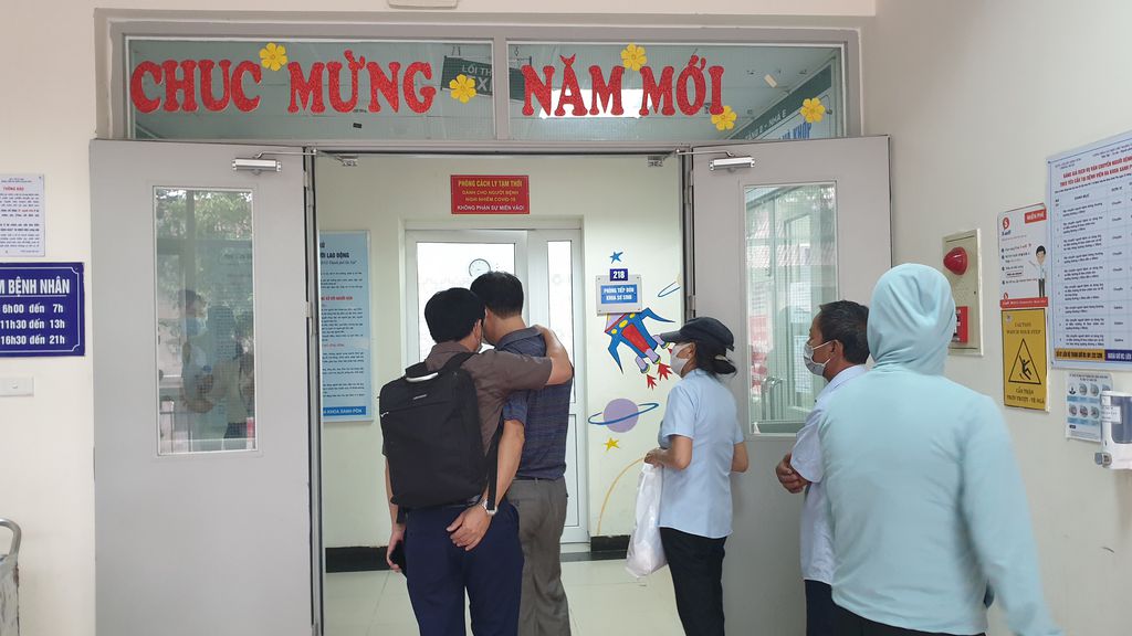 Gia đình cháu bé có mặt tại bệnh viện.