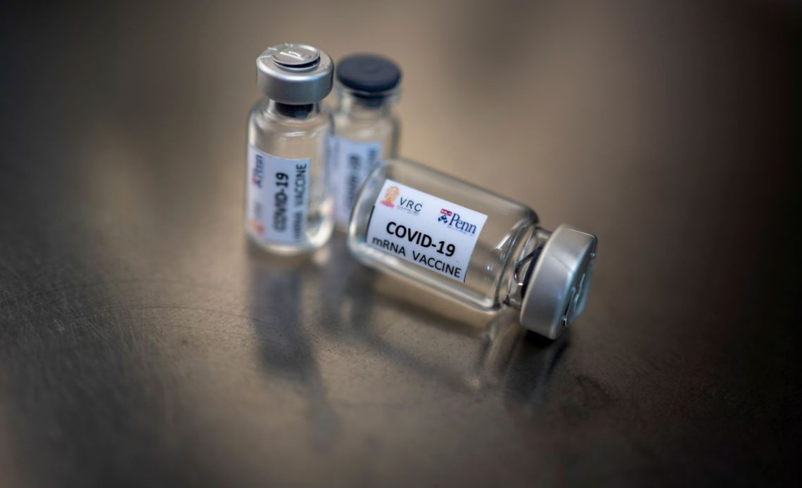 Một trong những ứng cử viên vắc xin Covid-19 hàng đầu thế giới vừa phải dừng thử nghiệm mà chưa rõ ngày bắt đầu lại (ảnh: Reuters)