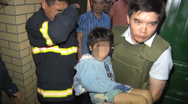 Bé N.A được lực lượng công an giải cứu sau nhiều ngày bị bố đẻ bạo hành.