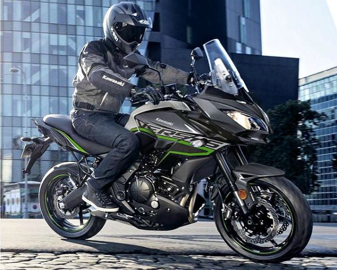 1. Kawasaki Versys 650 có bình xăng 21 lít, cho quãng đường đi xa tới 250 dặm (402,336 km) mỗi lần đổ đầy bình. Đó thực sự là quãng đường khá tốt cho một mẫu xe hành trình, phượt tầm trung có phân khối 650cc.