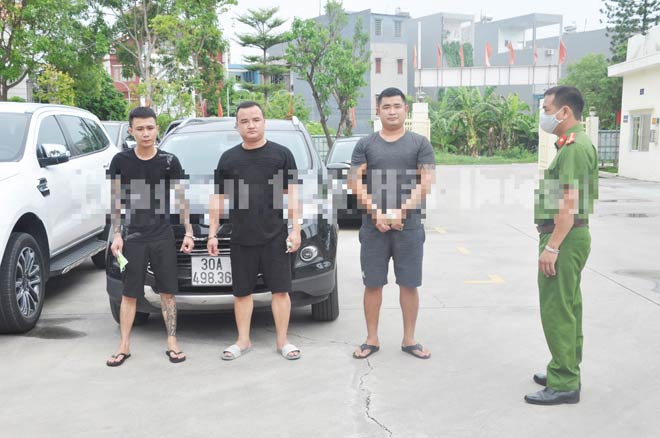 3 đối tượng tại trụ sở công an.