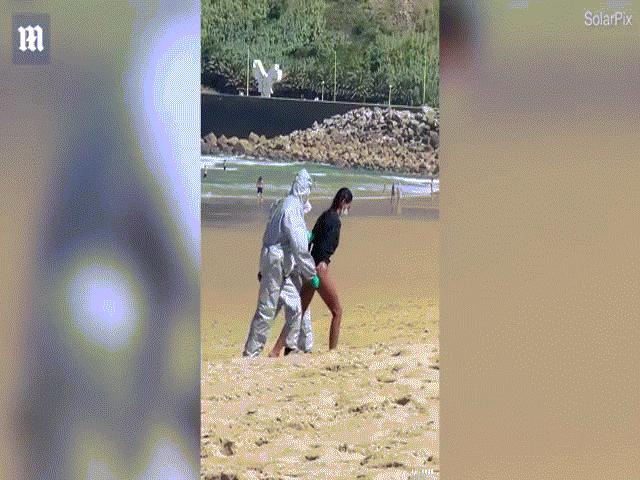 Thế giới - Video: Cô gái nhiễm Covid-19 bị còng tay, áp giải khỏi bãi biển