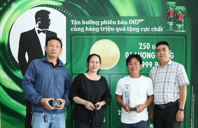 Anh Trịnh Thế Ngọc (Gò Vấp, TP. Hồ Chí Minh – áo xanh ngoài cùng bên trái) vui mừng chia sẻ: “Với tôi, giải thưởng của Heineken trong chương trình này rất thiết thực. Rất mong Heineken tiếp tục triển khai nhiều hơn nữa các chương trình như thế này dành cho đông đảo người yêu bia.”