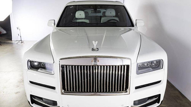 Chiếc Rolls-Royce Cullinan vừa tậu sở hữu ngoại thất màu trắng English White kết hợp cùng các chi tiết bằng kim loại sáng bóng
