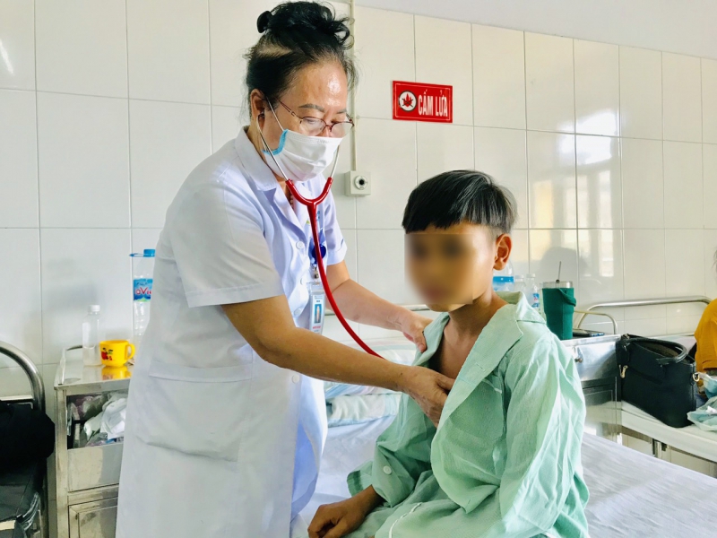 Bác sĩ Khoa Nhi - Bệnh viện Bãi Cháy thăm khám cho bé trai 11 tuổi.&nbsp;