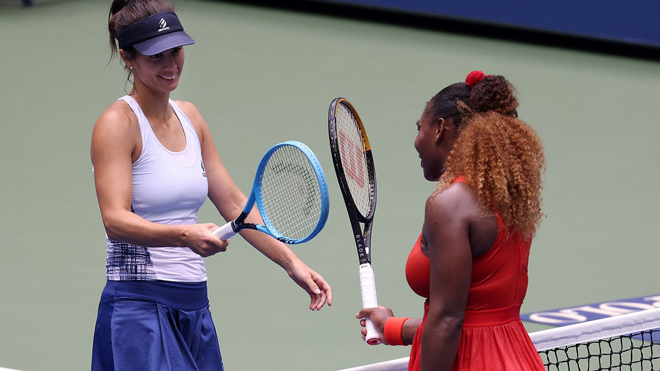 Serena (váy đỏ) hạ Pironkova (trái) ở tứ kết US Open