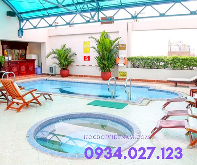 Hồ bơi khách sạn Hương Sen