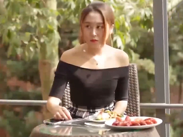 Cười 24H - Thanh niên tán gái không đúng nơi nhận cái kết muối mặt