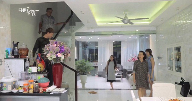 Vợ chồng Trấn Thành còn để phóng viên truyền hình Hàn Quốc ghi hình bên trong căn nhà của mình.
