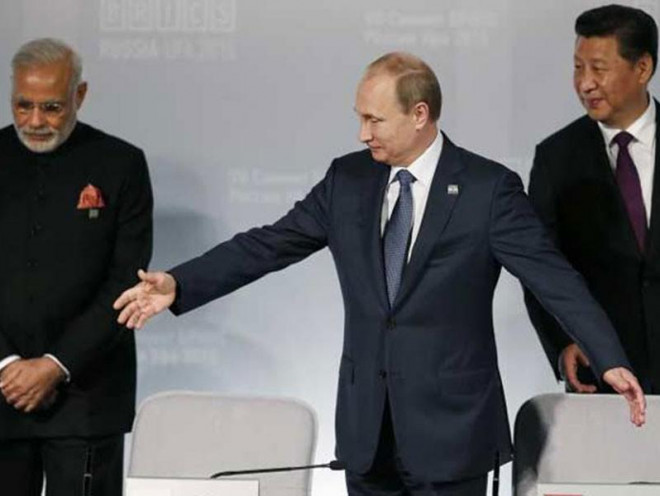 Tổng thống Nga Vladimir Putin (giữa), Thủ tướng Ấn Độ Narendra Modi (trái) cùng Chủ tịch Trung Quốc Tập Cận Bình (phải) tại cuộc gặp ba bên ở Buenos Aires (Argentina) hồi tháng 12-2018. Ảnh: AP