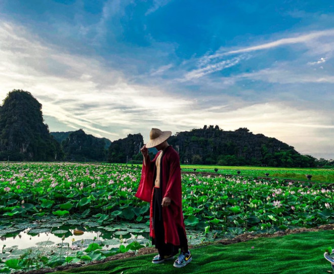 Ngỡ ngàng hồ sen nở rộ giữa Thu ở Hang Múa (Ninh Bình), giới trẻ tha hồ chụp ảnh “sống ảo“ - 9