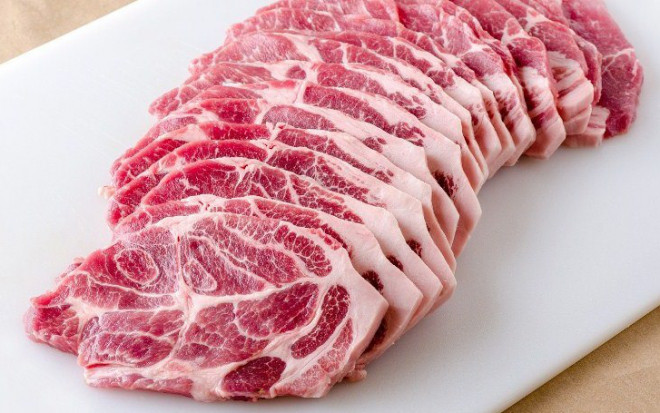 Để miếng thịt vào ngăn đá tủ lạnh khoảng 15 phút, giúp miếng thịt có độ cứng vừa phải và dễ cắt hơn.