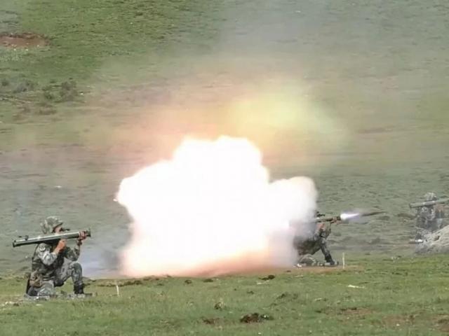 Những vũ khí bí mật, chưa từng xuất hiện được TQ tung ra trong tập trận sát biên giới Ấn Độ