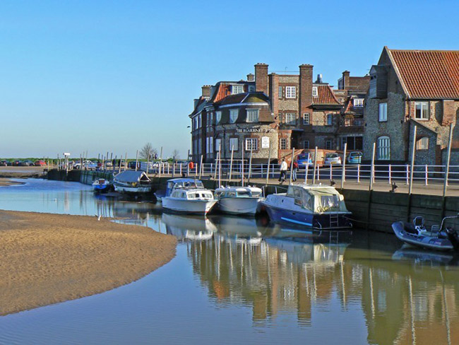 1. Blakeney, Norfolk, Anh: Blakeney có từ thời Trung cổ, tự hào với những đồi cát, kênh, lạch và những ngôi nhà đẹp mê hồn. Trong các tòa nhà cổ là các quán rượu, nhà hàng, khách sạn và cửa hàng xinh xắn. 
