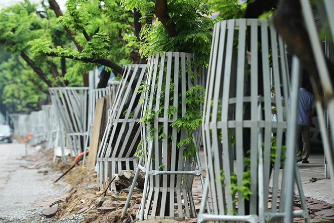 Hàng cây sưa trên đường Nguyễn Văn Huyên được "mặc giáp sắt" trong quá trình triển khai dự án xây dựng cầu vượt tại nút giao đường Hoàng Quốc Việt - Nguyễn Văn Huyên và hoàn thiện đường Nguyễn Văn Huyên theo quy hoạch