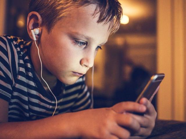 Giáo dục - du học - Khi phát hiện ra trẻ con xem phim đen, cha mẹ nên làm gì?