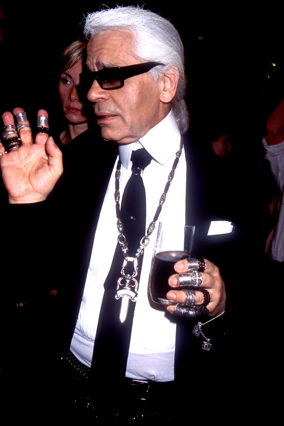 8 phụ kiện làm nên phong cách thời trang của Karl Lagerfeld - 8