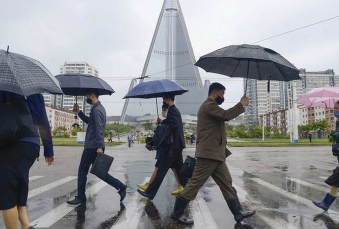 Người dân Bình Nhưỡng đeo khẩu trang khi ra đường. (Ảnh: Reuters)