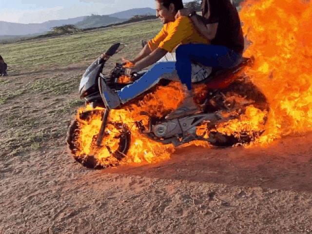 Media - Youtuber "chơi trội" mang mô tô ra đốt bắt chước phim “Ma tốc độ” và cái kết