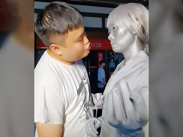 Cười 24H - Thanh niên lầy lội troll các người đẹp giả tượng trên phố