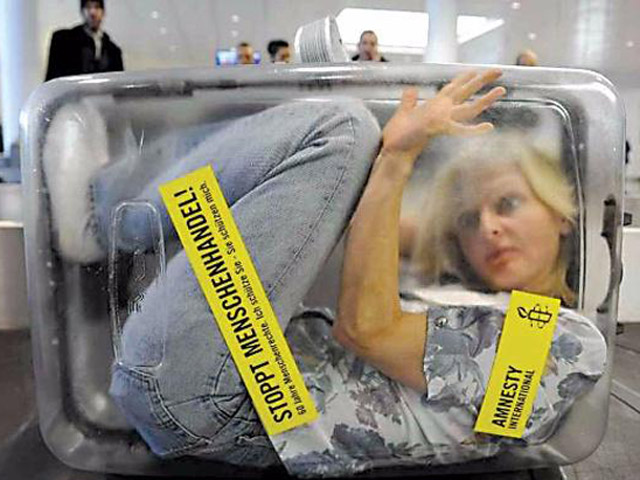 Tranh vui - Giật mình khi bắt gặp những hình ảnh "oái oăm" ở sân bay