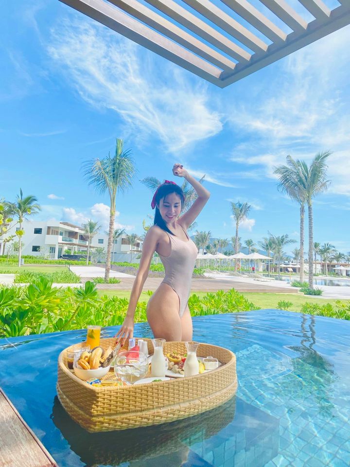Thuỷ Tiên khoe trọn đường cong nóng bỏng trong bộ bikini táo bạo.